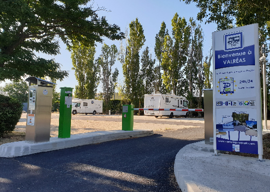 entrée d'une aire de camping-car - Valréas